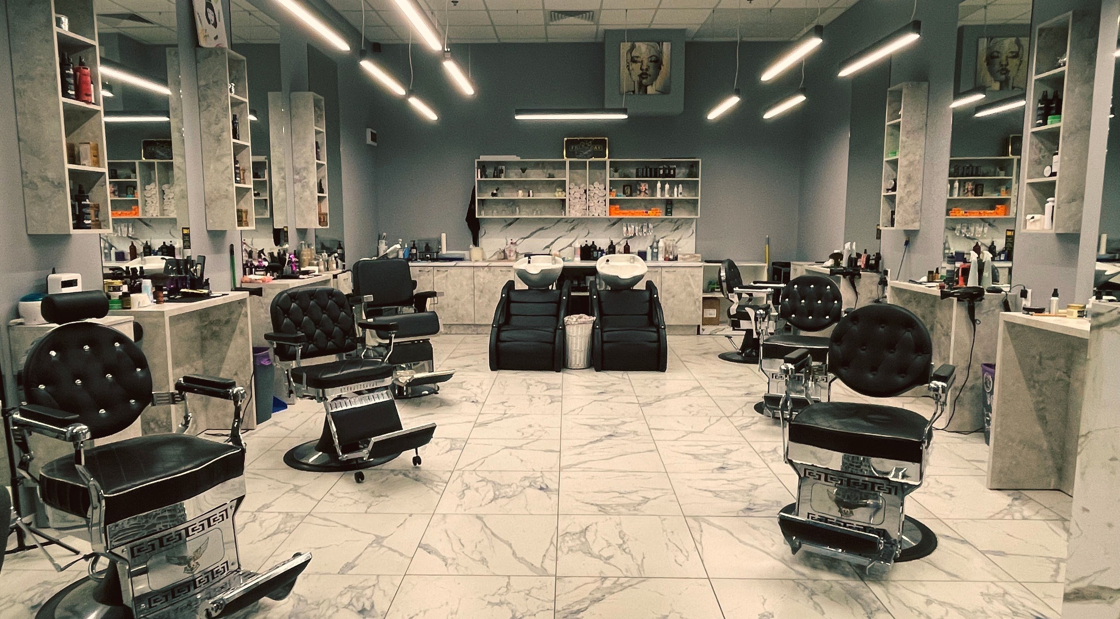 Интериор на Sergeev Barber Club, модерен и елегантен салон във Варна, Варна, BG.