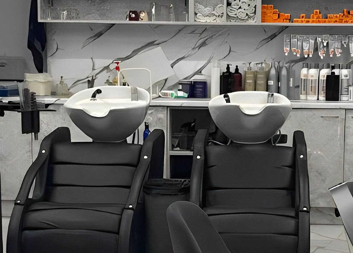 Станции за измиване в Sergeev Barber Club, Варна, Варна, BG. Елегантен и модерен интериор.