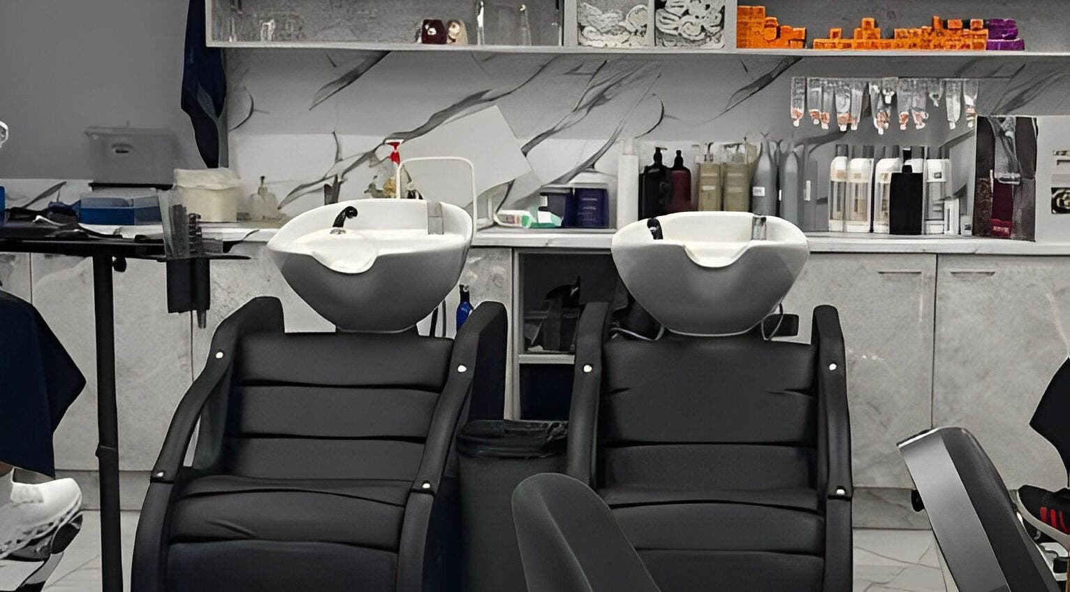 Станции за измиване в Sergeev Barber Club, Варна, Варна, BG. Елегантен и модерен интериор.