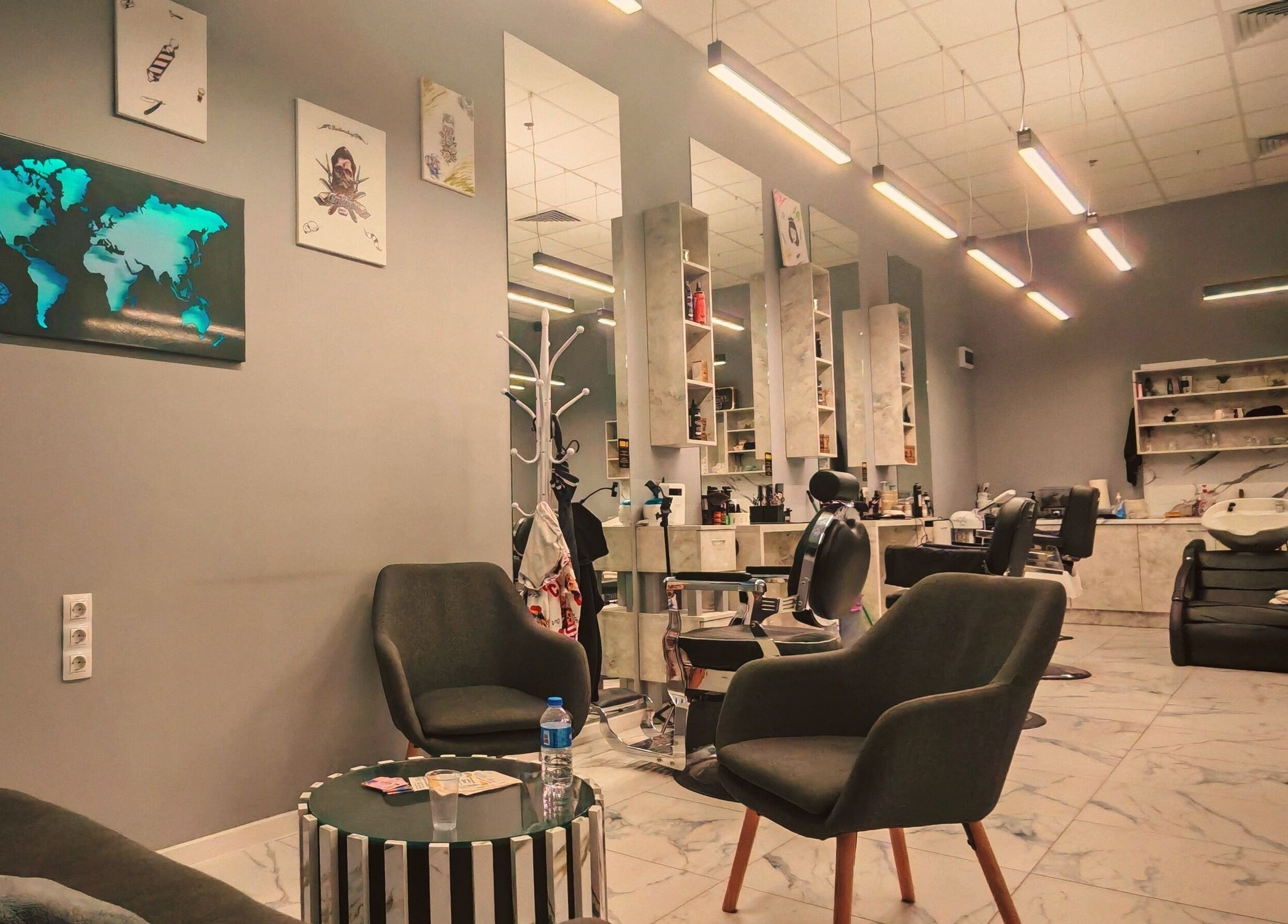 Модерен интериор в Sergeev Barber Club, Варна, Варна, BG, с комфортни кресла и огледала.