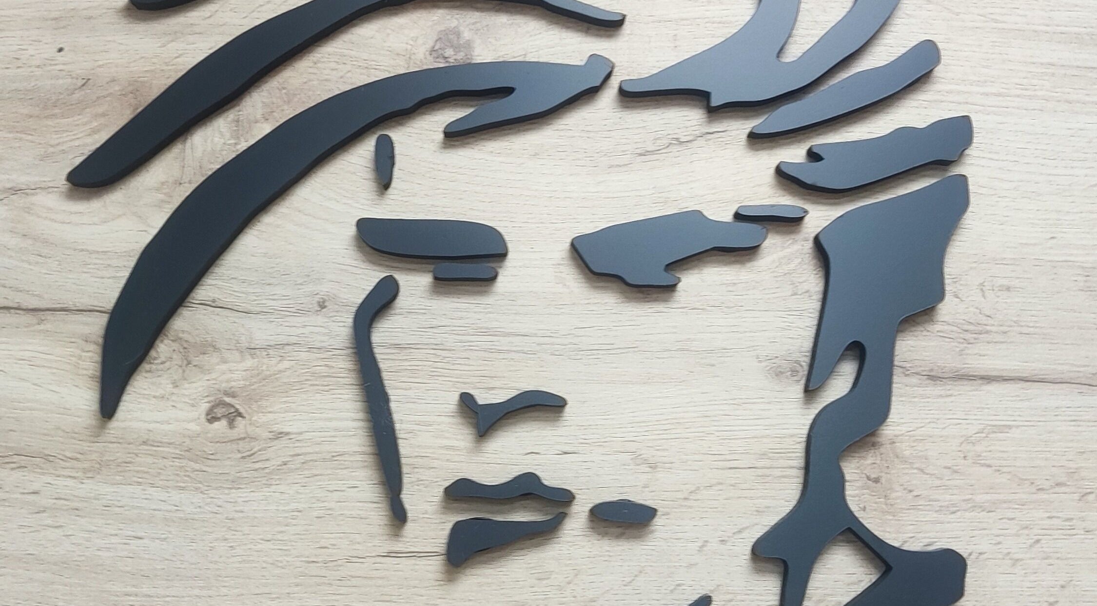 Arte moderno en madera en Peluquería Troncoso, Los Palacios Y Villafranca, Andalucía, ES.