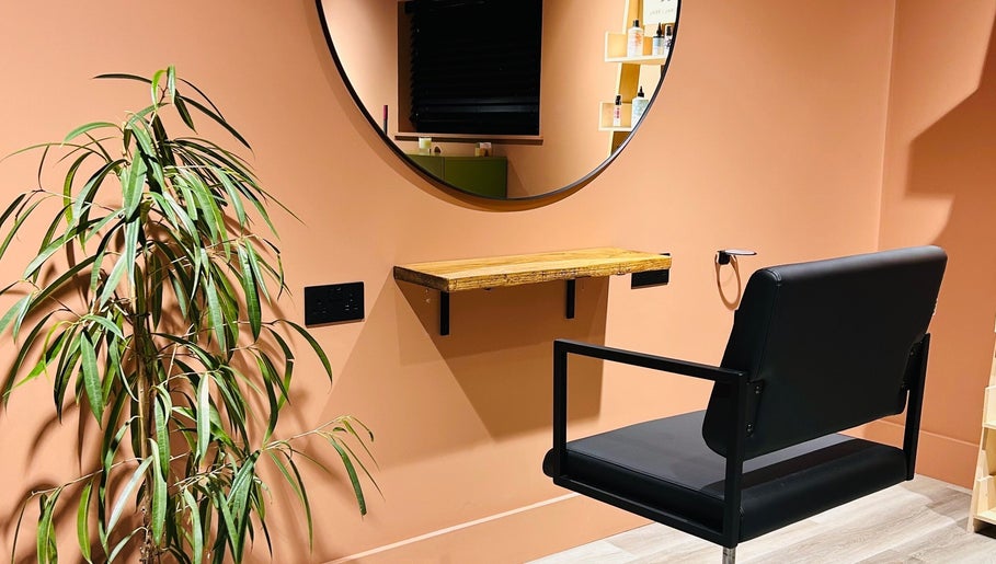 Modern salon chair and wall mirror at Hoipolloi Studio in Winchester, England, GB.