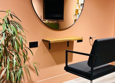 Modern salon chair and wall mirror at Hoipolloi Studio in Winchester, England, GB.
