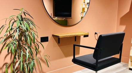 Modern salon chair and wall mirror at Hoipolloi Studio in Winchester, England, GB.