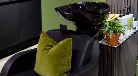 Comfortable wash station at Hoipolloi Studio in Winchester, England, GB with a plant and green cushion.