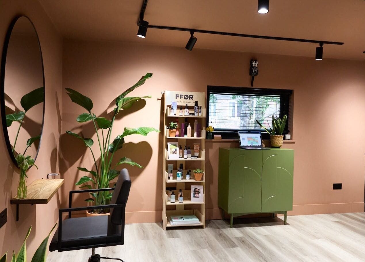 Elegant interior of Hoipolloi Studio in Winchester, England. Cozy salon space with plants and stylish decor.