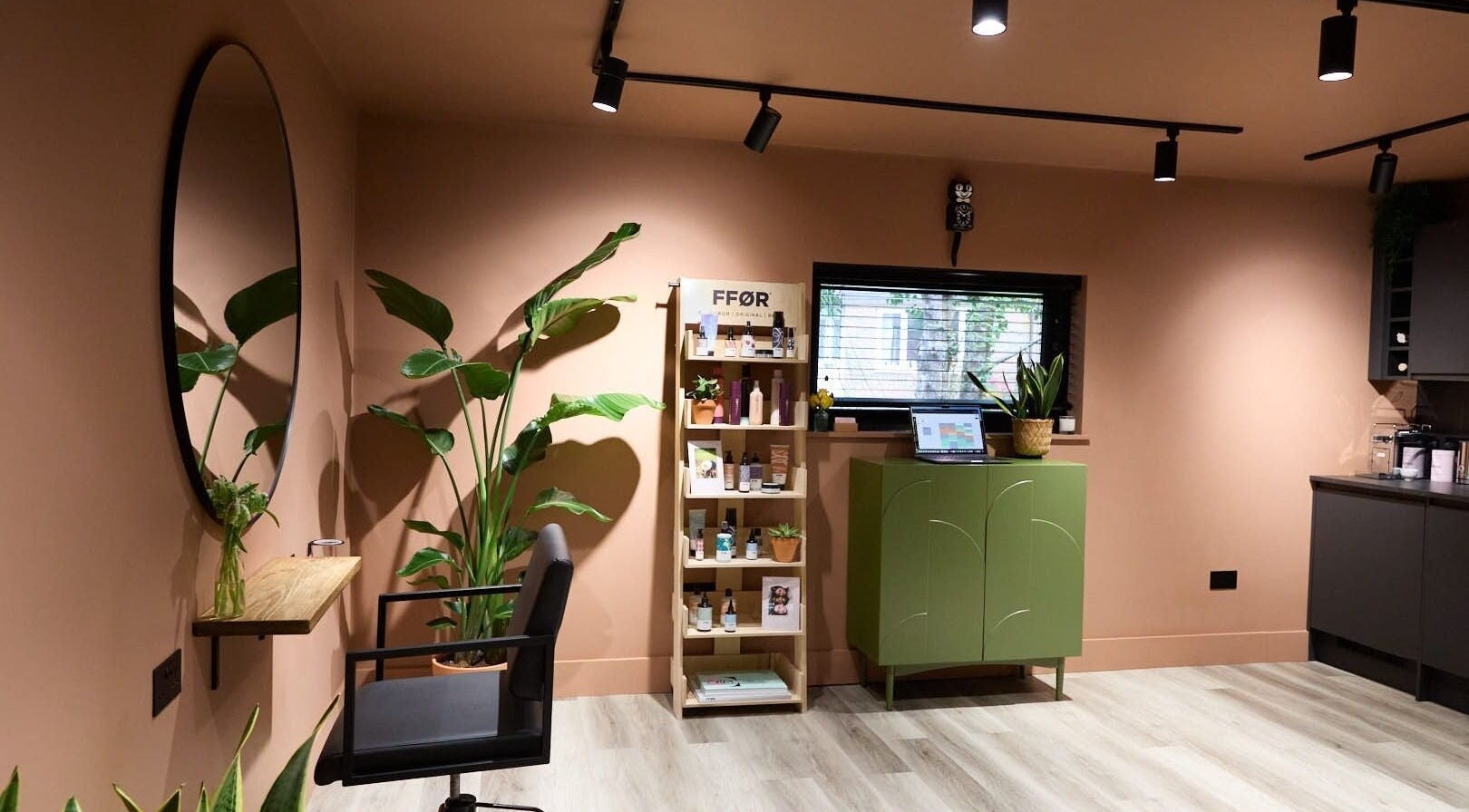 Elegant interior of Hoipolloi Studio in Winchester, England. Cozy salon space with plants and stylish decor.