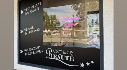 Façade de Mademois'elle Lalie à Loyettes, Auvergne-Rhône-Alpes, reflet du village dans la vitrine.