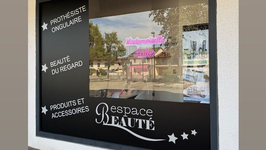 Vitrine de Mademois'elle Lalie à Loyettes, Auvergne-rhône-alpes, FR, mettant en avant les services de beauté.