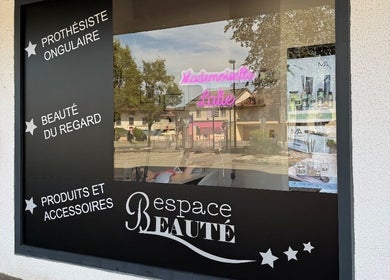Vitrine de Mademois'elle Lalie à Loyettes, Auvergne-rhône-alpes, FR, mettant en avant les services de beauté.
