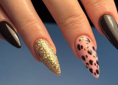 Design d'ongles élégant chez Mademois'elle Lalie à Loyettes, Auvergne-rhône-alpes, FR.