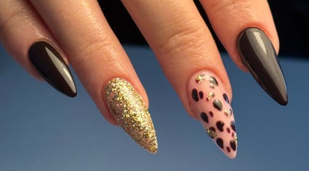 Design d'ongles élégant chez Mademois'elle Lalie à Loyettes, Auvergne-rhône-alpes, FR.