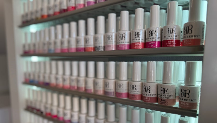 Reihe von Nagellacken bei MY BEAUTY, Rapperswil-jona, Sankt Gallen, CH, präsentiert vielfältige Farboptionen.
