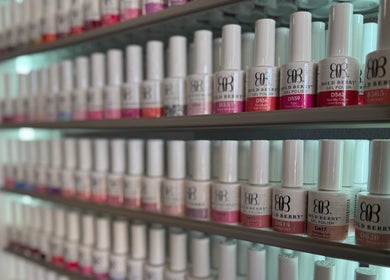 Reihe von Nagellacken bei MY BEAUTY, Rapperswil-jona, Sankt Gallen, CH, präsentiert vielfältige Farboptionen.