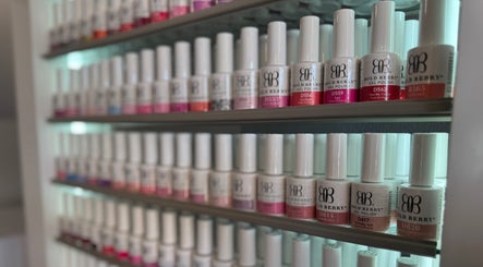 Reihe von Nagellacken bei MY BEAUTY, Rapperswil-jona, Sankt Gallen, CH, präsentiert vielfältige Farboptionen.