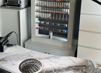 Nagellackregal bei MY BEAUTY, Rapperswil-jona, Sankt Gallen, CH. Gepflegtes Interieur und moderne Ausstattung.