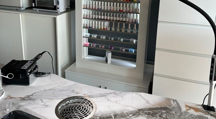 Nagellackregal bei MY BEAUTY, Rapperswil-jona, Sankt Gallen, CH. Gepflegtes Interieur und moderne Ausstattung.