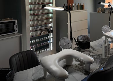 Moderner Nagelstudio-Bereich bei MY BEAUTY, Rapperswil-jona, Sankt Gallen, CH mit professioneller Ausstattung.