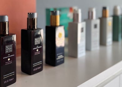 Luxuriöse Körperpflegeprodukte bei MY BEAUTY, Rapperswil-jona, Sankt Gallen, CH in eleganter Anordnung.