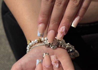 Künstlerische Nail-Art bei MY BEAUTY in Rapperswil-jona, Sankt Gallen, CH mit floralen Designs.