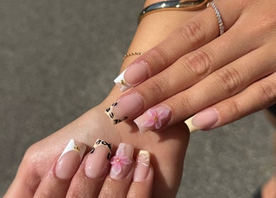 Elegante Nailart mit Blumen bei MY BEAUTY, Rapperswil-jona, Sankt Gallen, CH. Perfekte Maniküre für besondere Anlässe.