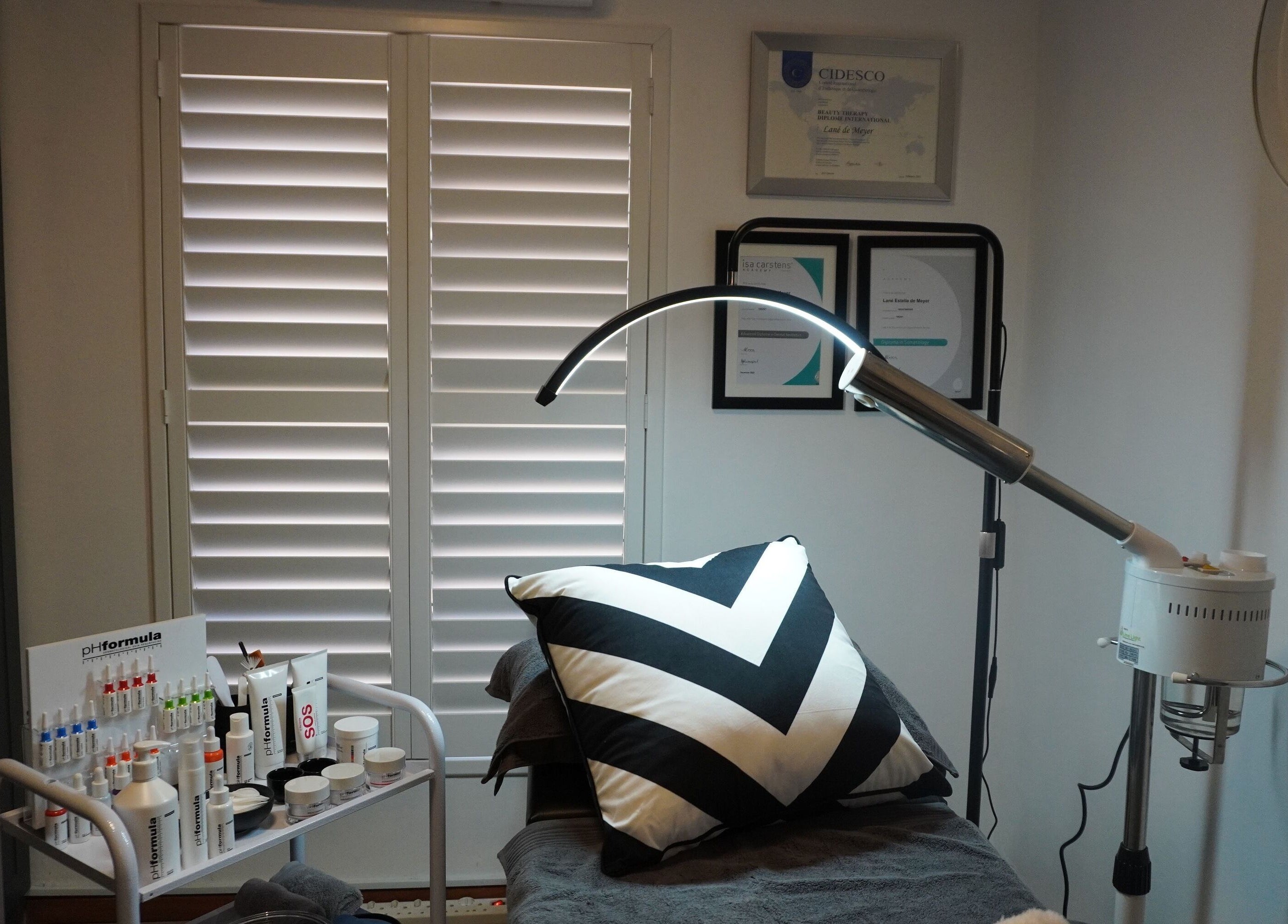 A cozy treatment room at Full Circle Aesthetics, Pretoria, Gauteng, ZA with skincare products and stylish decor.