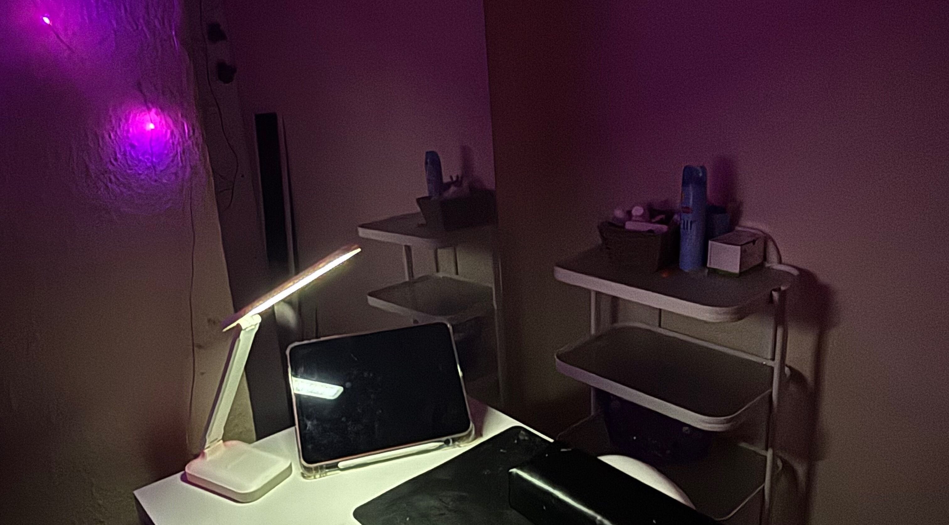 Cozy beauty corner at Dreamyclawzz, London, England, GB with ambient lighting and modern equipment.