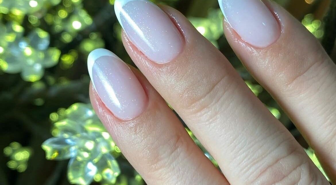Unhas francesas elegantes com brilho em Jordana Muniz, Braga, Braga, PT.