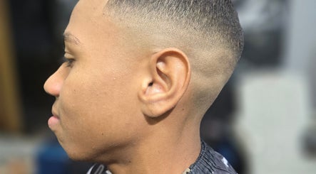 The Barber Family imej 3