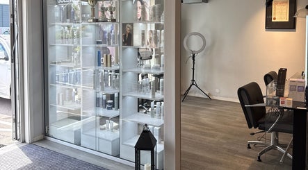 Interiør av M Beauty i Skedsmokorset, Akershus, NO, viser moderne hyller med skjønnhetsprodukter.