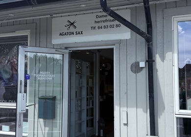 Inngang til M Beauty i Skedsmokorset, Akershus, NO med åpen dør.