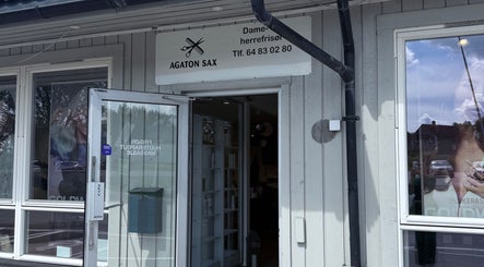 Inngang til M Beauty i Skedsmokorset, Akershus, NO med åpen dør.