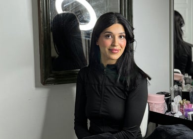 Kvinne i svart jakke foran speil på M Beauty i Skedsmokorset, Akershus, NO.