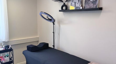 Rolig behandlingsrom hos M Beauty i Skedsmokorset, Akershus, NO med moderne innredning.