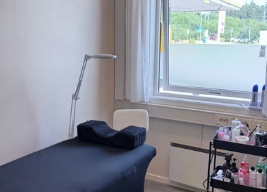 Beroligende behandlingsrom på M Beauty i Skedsmokorset, Akershus, NO, med massasjeutstyr og dagslys.