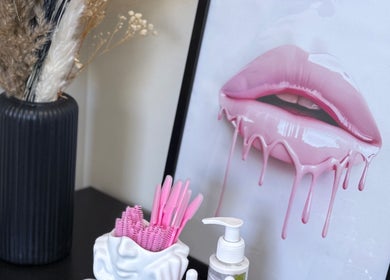 Stilig innredning med leppekunst på M Beauty, Skedsmokorset, Akershus, NO.