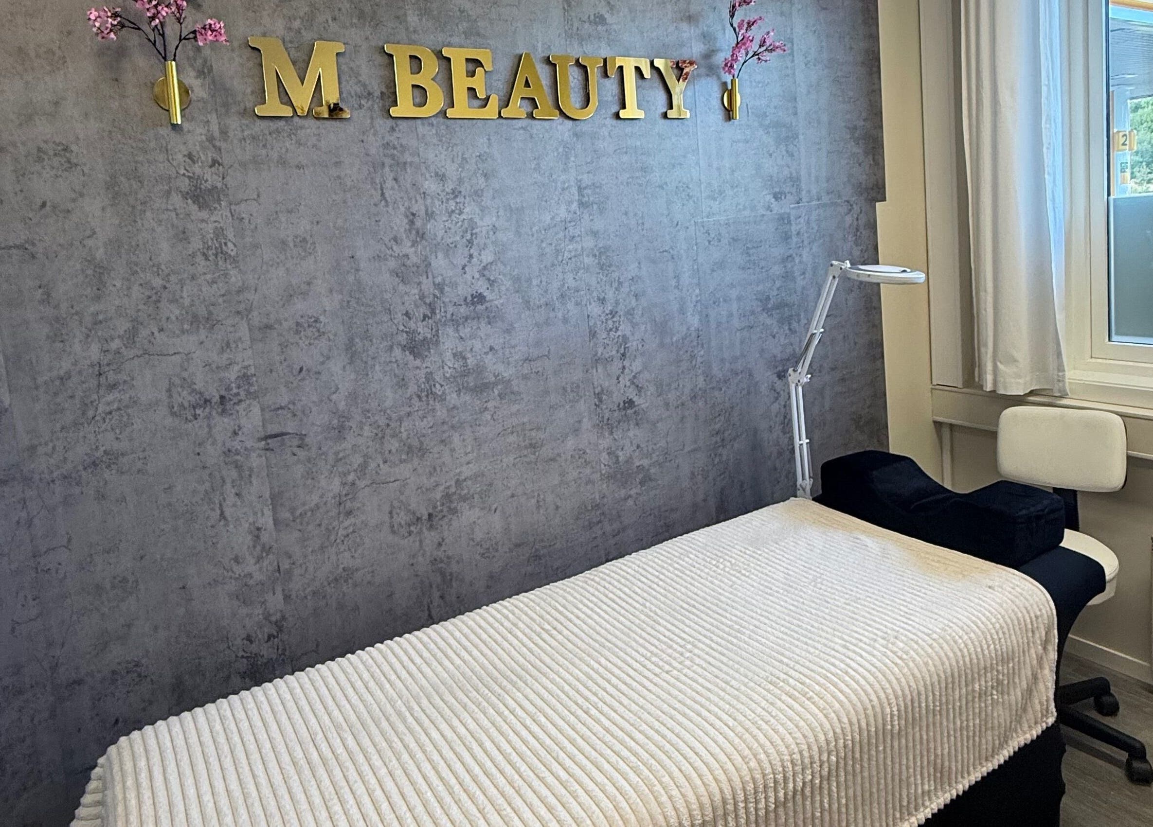 M Beauty behandlingsrom i Skedsmokorset, Akershus, NO med moderne benk og dekor.