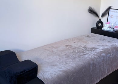 Behandlingsseng hos M Beauty i Skedsmokorset, Akershus, NO. Elegant interiør for avslapping.