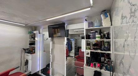 Sandy barber shop, bilde 3