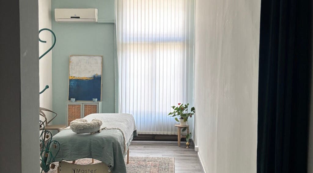 Peaceful massage room at Heaven Massage Barcelona, beautifully lit with a cozy setting in Barcelona, Catalunya, ES.