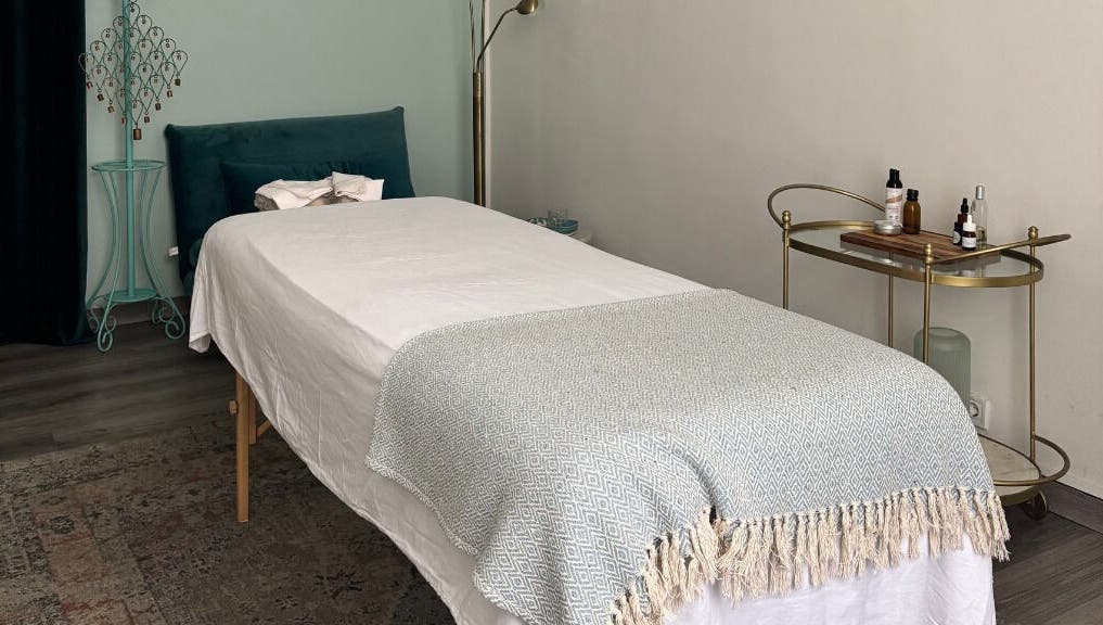 Relaxing massage room at Heaven Massage Barcelona, Catalunya, ES with a cozy bed and soothing decor.