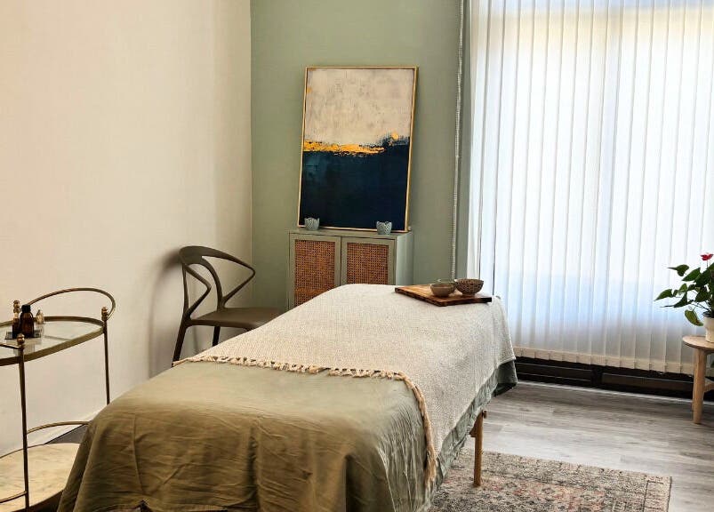 Tranquil massage room at Heaven Massage Barcelona, Barcelona, Catalunya, ES, with elegant decor.