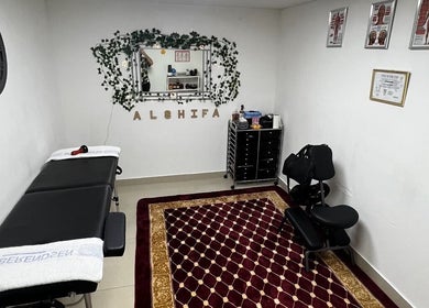 غرفة علاجية في عطار لندن london Apothecary، لندن، إنجلترا، GB مع طاولة تدليك وزخارف نباتية.