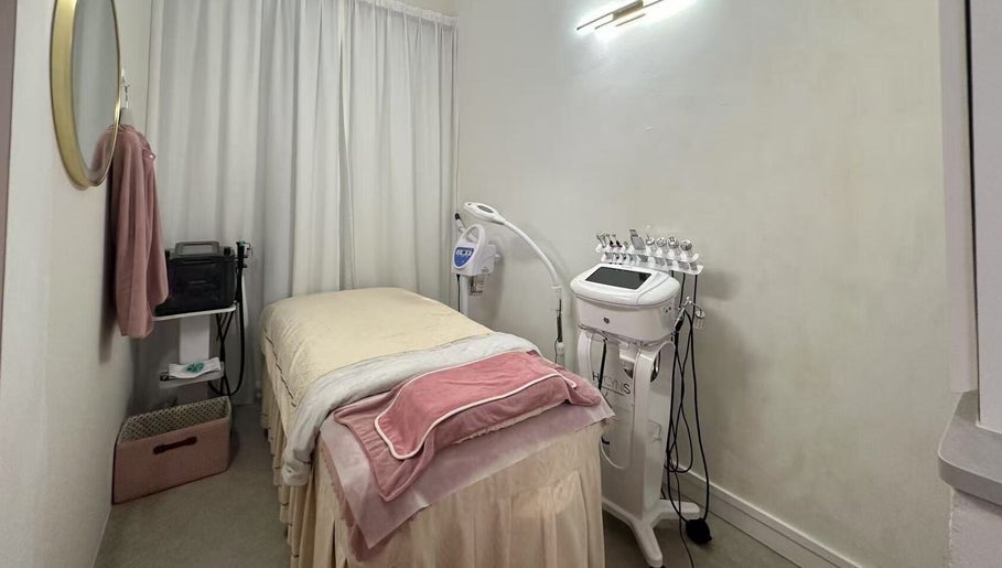 Cozy treatment room at Seasonly Beauty Care, Singapore, Singapore, SG with relaxing ambiance and modern equipment.