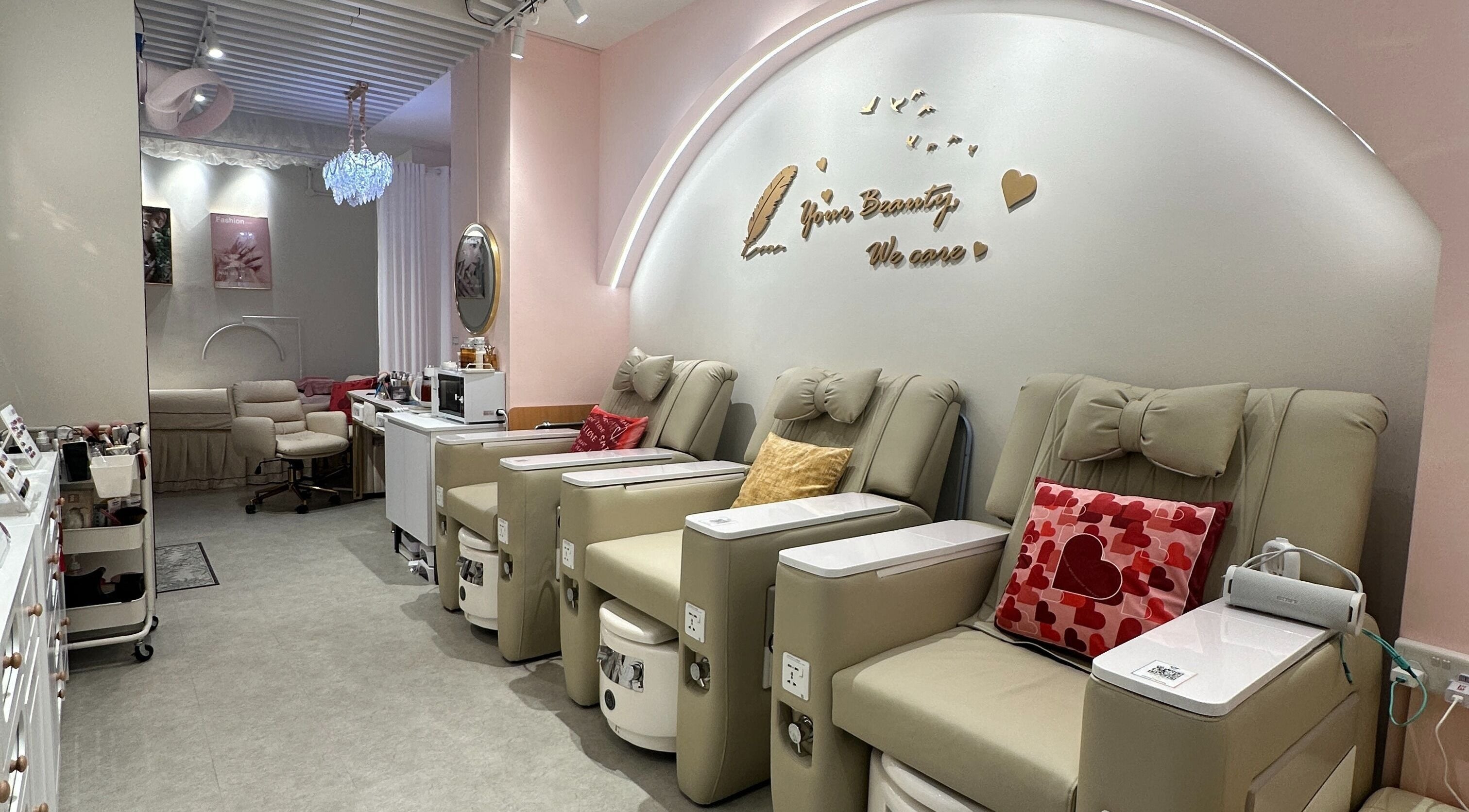 Luxurious spa chairs at Seasonly Beauty Care, Singapore, SG offer comfort in a serene beauty setting.
