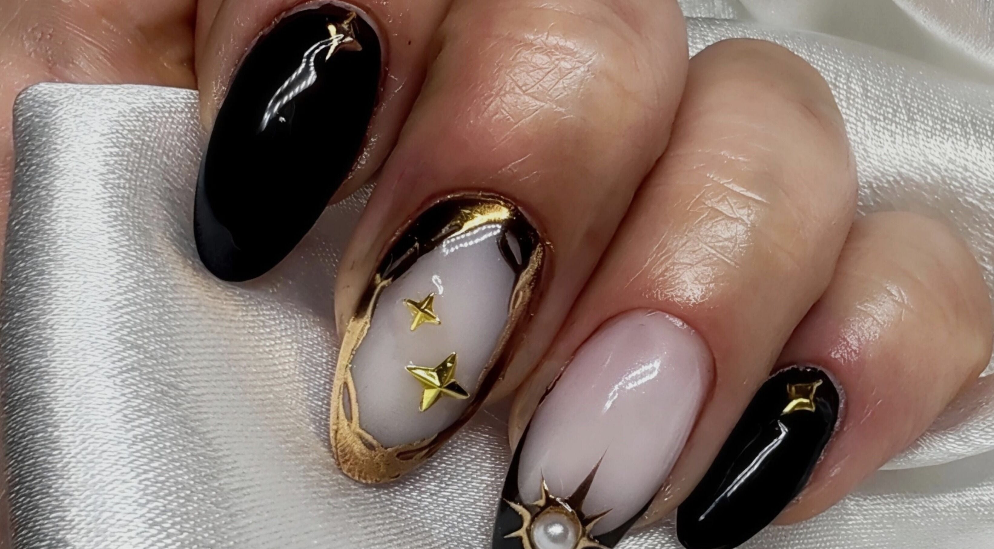 Nail art noir et or avec étoiles à Ayame Nails - A Domicile, Wœrth, Grand Est, FR.