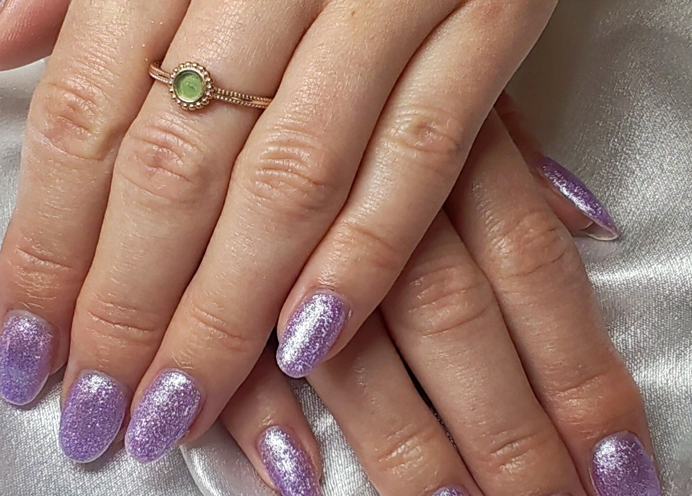 Manucure lavande scintillante chez Ayame Nails - A Domicile à Wœrth, Grand Est, FR.