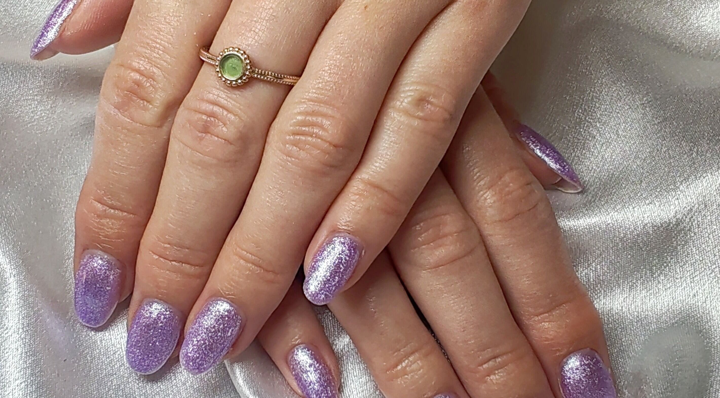 Manucure lavande scintillante chez Ayame Nails - A Domicile à Wœrth, Grand Est, FR.