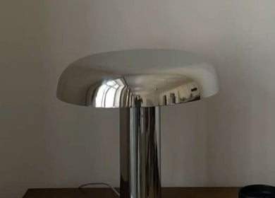 Lampe moderne et élégante à LASH LOUNGE, Cenon, Nouvelle-Aquitaine, FR, créant une ambiance chic.