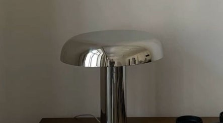Lampe moderne et élégante à LASH LOUNGE, Cenon, Nouvelle-Aquitaine, FR, créant une ambiance chic.